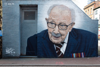 Utcai freskót kapott Sir Tom Moore, a veterán, aki 33 millió fontot gyűjtött a brit egészségügynek