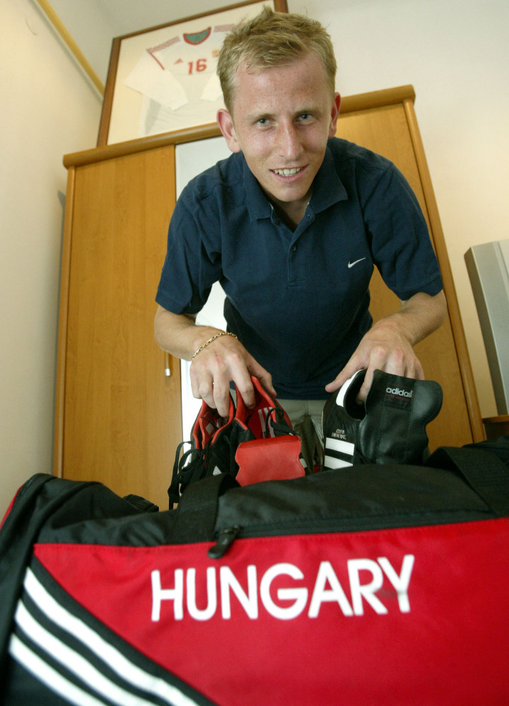 Torghelle Sándor csomagol londoni utazása előtt 2004-ben, amikor a Crystal Palace leigazolta – Fotó: Kisbenedek Attila / AFP