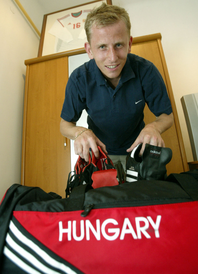 Torghelle Sándor csomagol londoni utazása előtt 2004-ben, amikor a Crystal Palace leigazolta – Fotó: Kisbenedek Attila / AFP