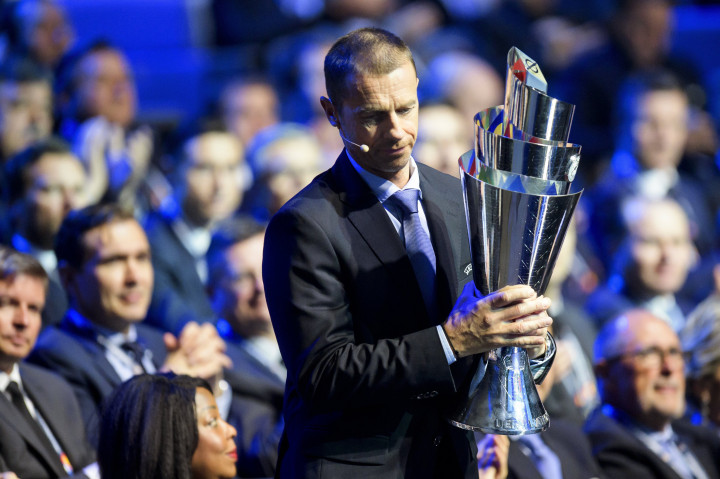 Aleksander Čeferin, az UEFA elnöke bemutatja a Nemzetek Ligája-trófeát a svájci Lausanne-ban 2018. január 24-én – Fotó: Jean-Christophe Bott / MTI / EPA