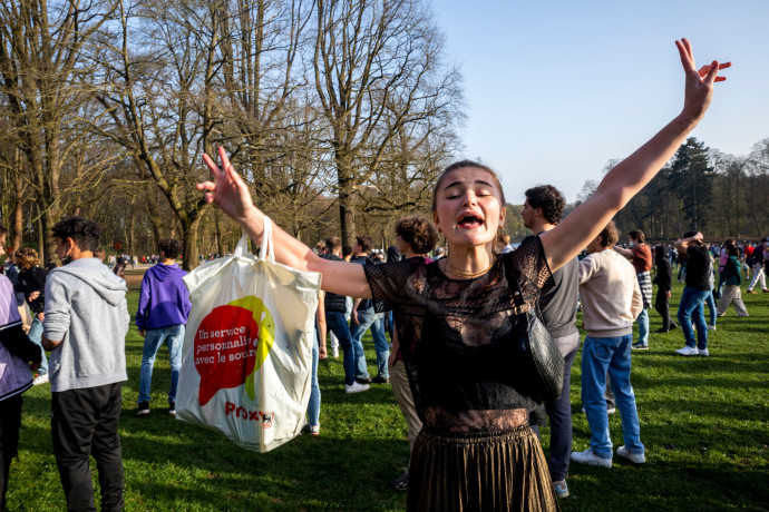 Rohamrendőrök verték szét a többezres április elsejei pranket Belgiumban