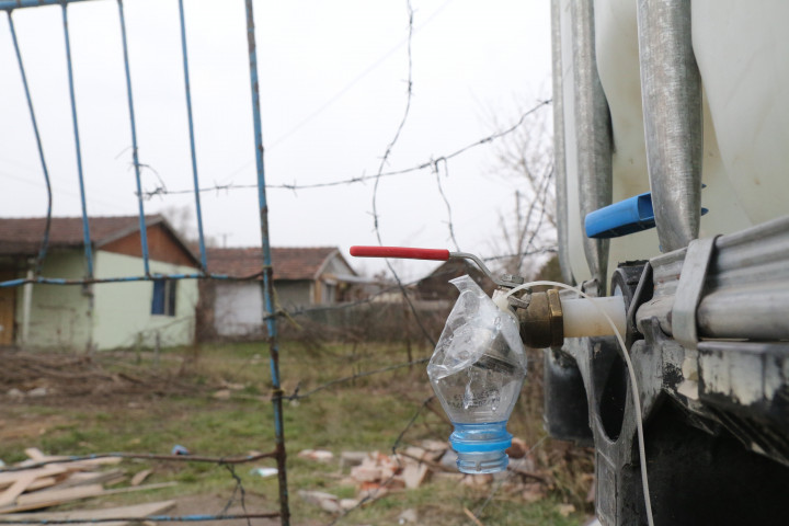 Ideiglenesen kihelyezett víztartály a miskolci Lyukó-völgyben. Fotó: MTI/Vajda János