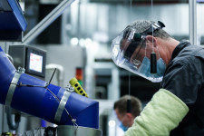 A gyári munkás nem maradhat otthon, ez is oka lehet a járvány kelet-európai pusztításának