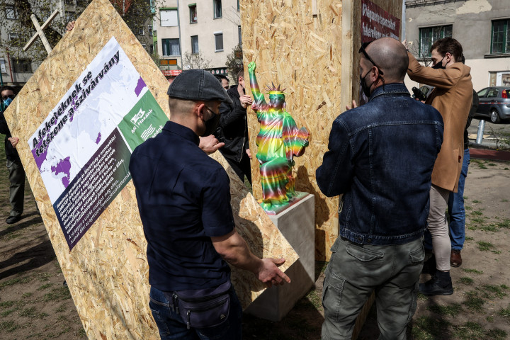 A Mi Hazánk aktivistái bedeszkázzák a szobrot. Fotó: Huszti István / Telex