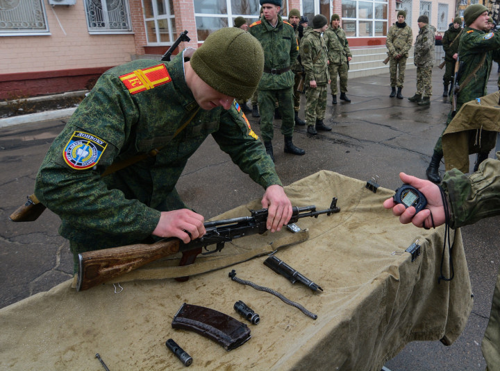 Az úgynevezett „donyecki köztársaság” fegyveres erőinek kadétjai kiképzés közben – Fotó: Sergey Baturin / Sputnik / AFP
