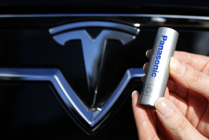 Panasonic akkumulátorcella egy Tesla előtt. Forrás: Green Tech Review