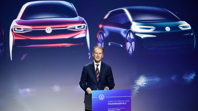 Zwickau, 2019. november 4. Herbert Diess, a Volkswagen vezérigazgatója beszél az elektromos meghajtású Volkswagen ID.3 gyártásának megkezdése alkalmából rendezett eseményen a Volkswagen zwickaui gyárában 2019. november 4-én. MTI/EPA/Jens Schlüter