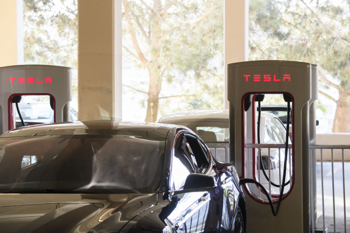 A Tesla Inc. electric vehicle charges at a supercharger station on January 4, 2021 in Redondo Beach, California. – After shares rocketed higher in 2020 on surging auto deliveries, Tesla enters 2021 with plenty of momentum even as its vision of taking electric cars mainstream remains a way off. (Photo by Patrick T. Fallon / AFP)