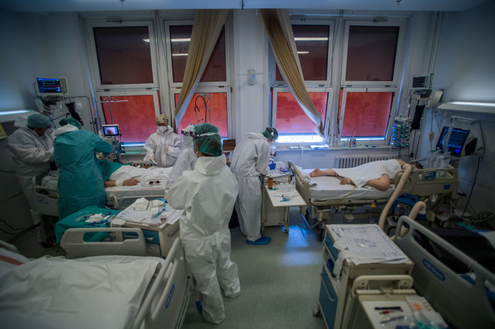Lélegeztetett beteget látnak el védőfelszerelést viselő orvosok és ápolók a fővárosi Honvédkórház koronavírussal fertőzött betegek fogadására kialakított intenzív osztályán 2021. április 1-jén – Fotó: Balogh Zoltán / MTI