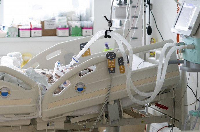 Lélegeztetett páciens Nyíregyházán, a Jósa András Oktatókórház koronavírussal fertőzött betegek fogadására kialakított intenzív osztályán 2021. április 2-án – Fotó: Balázs Attila / MTI