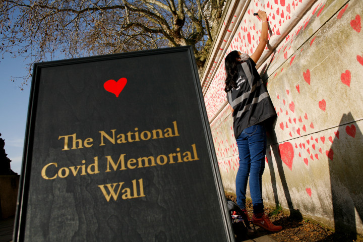 A koronavírus-járvány áldozatainak emlékfala 2021. március 30-án, Londonban – Fotó: DAVID CLIFF / NURPHOTO / NURPHOTO VIA AFP