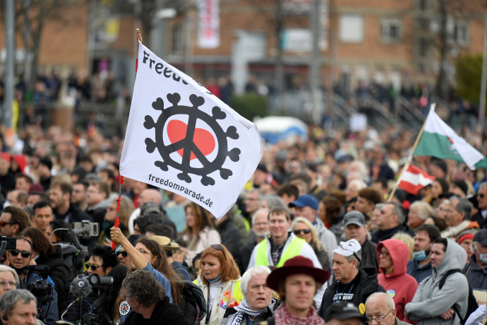 Védőmaszk nélkül tüntetett tízezer ember Stuttgartban, újságírókat is megtámadtak