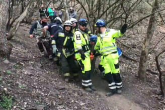 Nehéz terepről mentettek ki a speciális mentők egy sérült túrázót