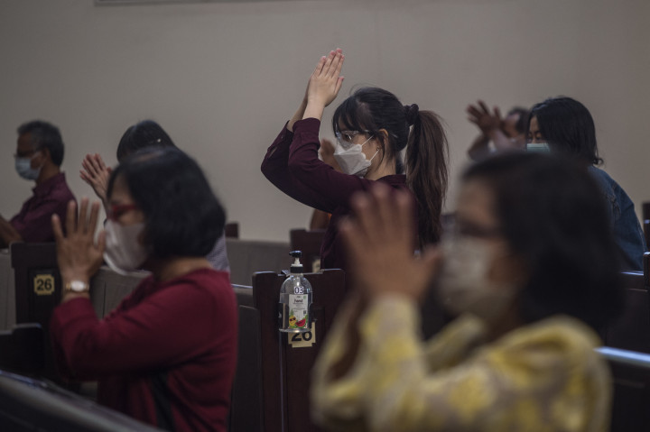 Indonéziában a járványügyi szabályokat figyelembe véve és rendőri felügyelet mellett ünnepelték személyesen a húsvétot. A rendőri felügyeletre elővigyázatosságból volt szükség, miután március 28-án, virágvasárnap öngyilkos merényletet hajtottak végre egy katolikus templomnál Indonéziában. – Fotó: Juni Kriswanto / AFP