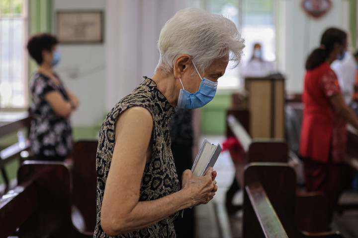 Malajziában is személyesen ünnepeltek húsvét vasárnapján, mivel a kormány nemrég enyhített a koronavírus elleni intézkedéseken: így a nagyobb gyülekezetekre vonatkozó szabályozás miatt a vallási összejöveteleket is meg lehet tartani 50%-os kapacitással, távolságtartással és maszkviseléssel. – Fotó: Annice Lyn/Getty Images