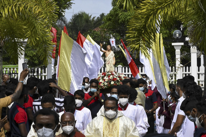 Egy Srí Lanka-i húsvéti felvonuláson viszik a hívek azt a Jézus-szobrot, amelyet még a 2019-es robbantás után mentettek ki Katuwapitiya templomából. A katolikus templomban robbant bomba miatt 207-en vesztették életüket – Fotó: Ishara S. Kodikara / AFP