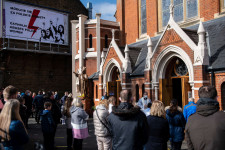 Nagypéntek után húsvétvasárnap is összegyűltek a hívők az egyik londoni templomban, újra megjelentek a rendőrök
