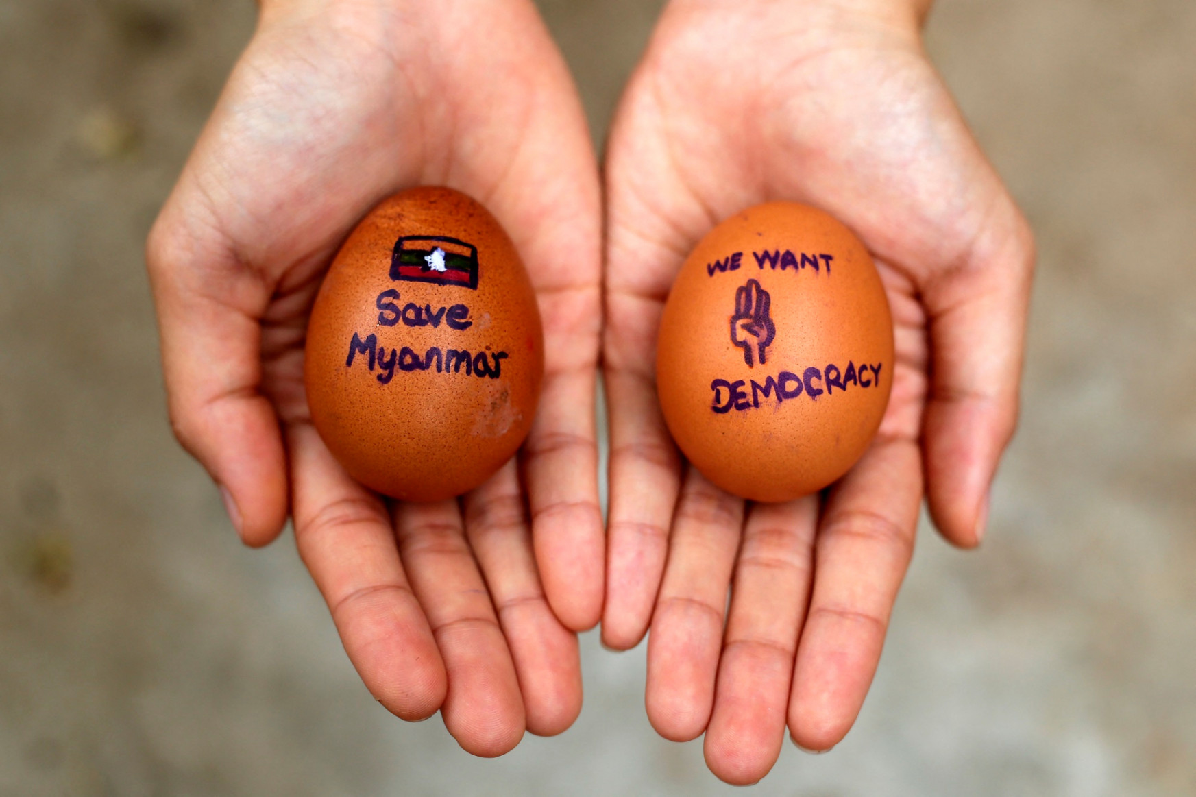 Húsvéti tojásokra festett üzenetekkel tüntettek Mianmarban