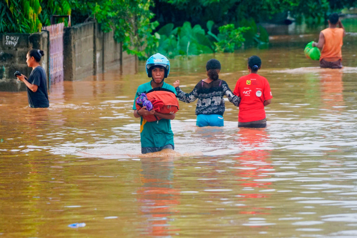 Több mint száz halottja van az indonéziai áradásoknak