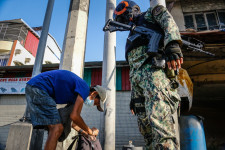 Háromszáz guggolással büntettek egy kijárási korlátozást megszegő filippínót, aki később belehalt a megerőltetésbe