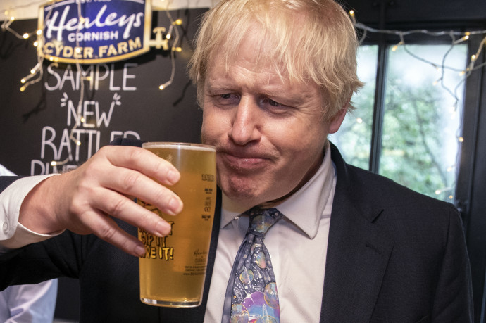 A brit miniszterelnök jövő hétfőn óvatosan, de visszafordíthatatlanul megiszik egy korsó sört