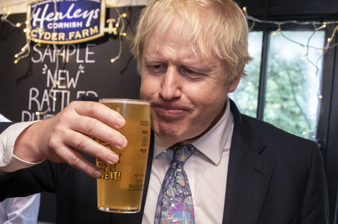 Cidert iszik, és sört prédikál, Boris Johnson egy pubban még a korlátozások előttFotó: Dan Kitwood/AFP