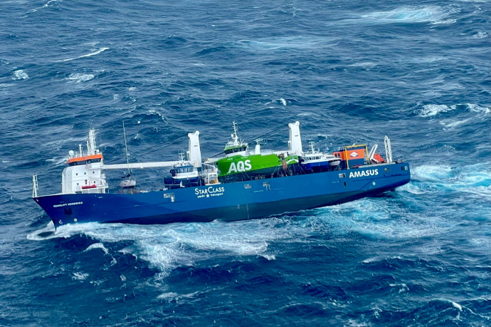 Videón az Északi-tengeren sodródó jachtszállító hajó legénységének kimentése