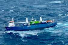 Videón az Északi-tengeren sodródó jachtszállító hajó legénységének kimentése