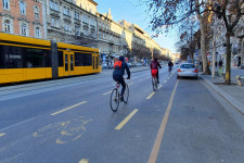 Módosulhat a KRESZ, nem lesz kötelező a bringautakat használni