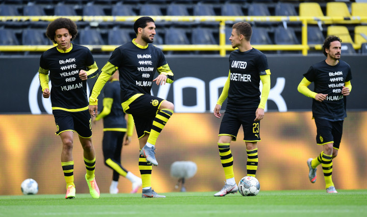 A Borussia Dortmund játékosai a mezükre húzott rasszizmusellenes pólókban egy a Hertha BSC ellen játszott meccs előtt 2020 júniusában – Fotó: Tim Groothuis / Witters GmbH / DPA / PA / AFP