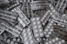 Potencianövelőt és „indokolatlan mennyiségű” koronavírus ellen használt gyógyszert próbáltak behozni az országba