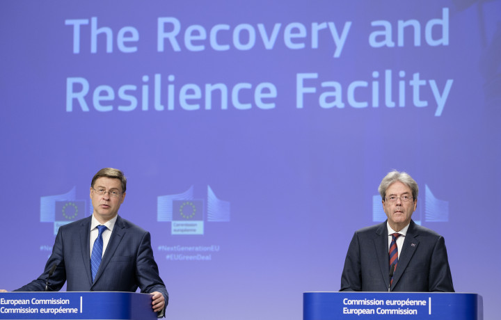Valdis Dombrovskis, az Európai Bizottság ügyvezető alelnöke és Paolo Gentiloni gazdaságpolitikai biztos bejelentik a Helyreállítási és Ellenálló Képességi Eszköz programot 2020 májusában – Fotó: Thierry Monasse / Getty Images
