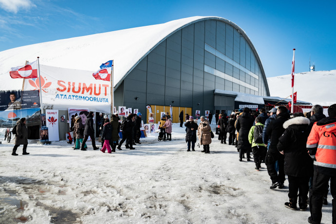 Választópolgárok állnak sorba Grönlandon, hogy leadhassák szavazatukat április 6-án Fotó: EMIL HELMS / RITZAU SCANPIX / AFP