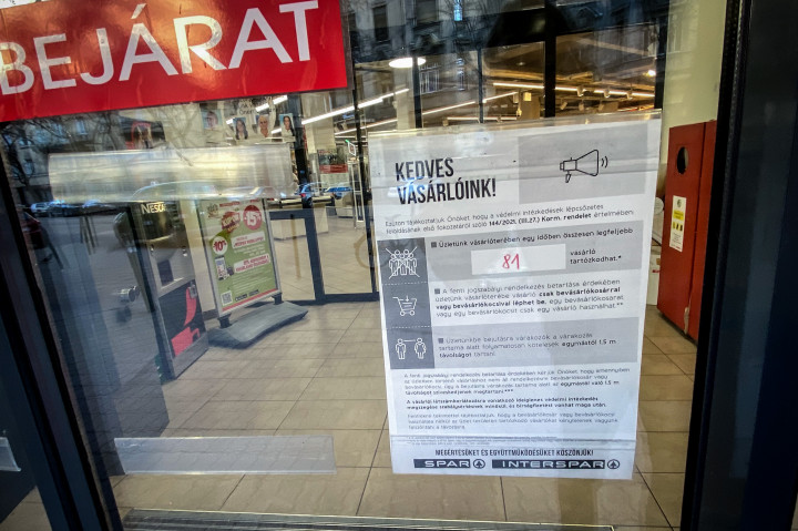 Élelmiszerbolt a IX. kerületben, maximum 81 vásárlóval – Fotó: Huszti István / Telex