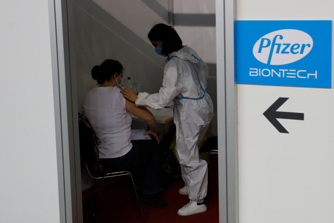 Jött egy nagy adag Pfizer, eddig 1,7 milliót kaptunk, ebben a hónapban 1 millió adag jön