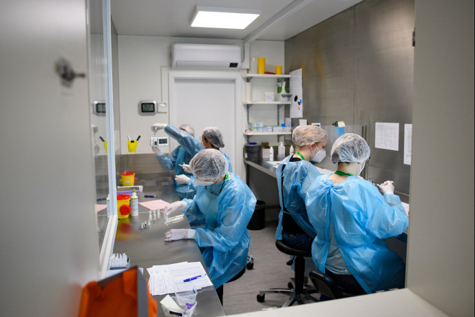 Európai Gyógyszerügynökség: Lehet kapcsolat a vérrögök és az AstraZeneca-vakcina között, de továbbra is megéri oltatni