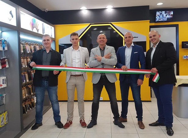 Új üzlet átadásán. Forrás: Szilvási család