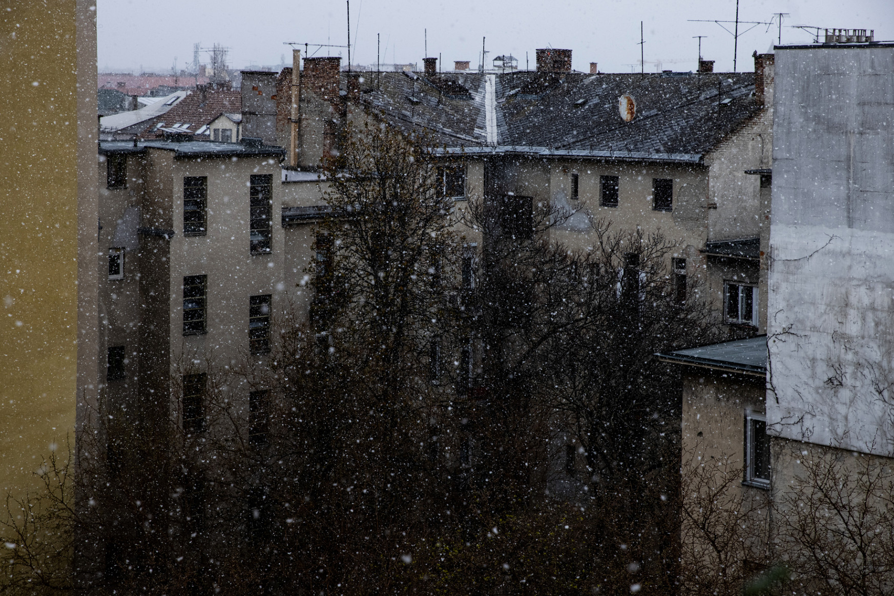 Még tart az áprilisi havazás, most Budapest van soron