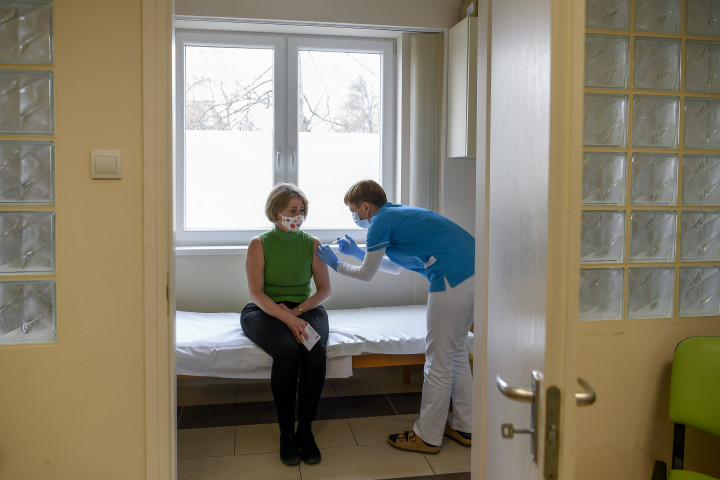 Egy háziorvos beolt egy nőt az AstraZeneca svéd–brit gyógyszergyár koronavírus elleni oltóanyagának második adagjával egy debreceni orvosi rendelőben 2021. március 23-án – Fotó: Czeglédi Zsolt / MTI
