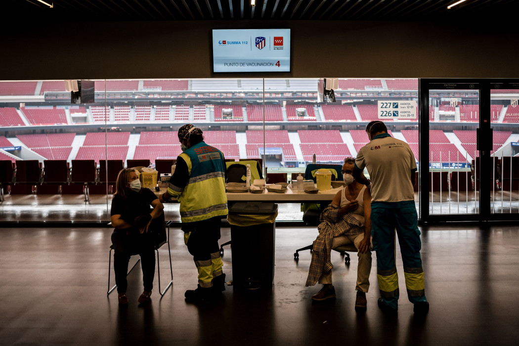 Az AstraZeneca vakcinájával oltanak egy madridi stadionban kialakított oltóponton 2021. április 1-én – Fotó: Diego Radames / SOPA Images / LightRocket / Getty Images