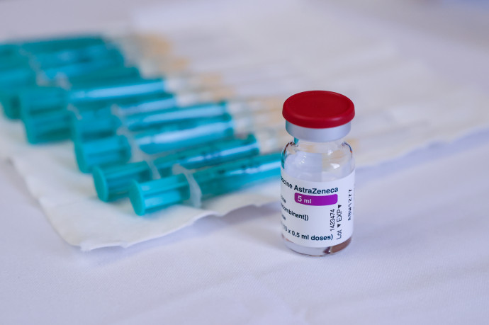 Az AstraZeneca vakcinája egy magyar oltóponton – Fotó: Huszti István / Telex