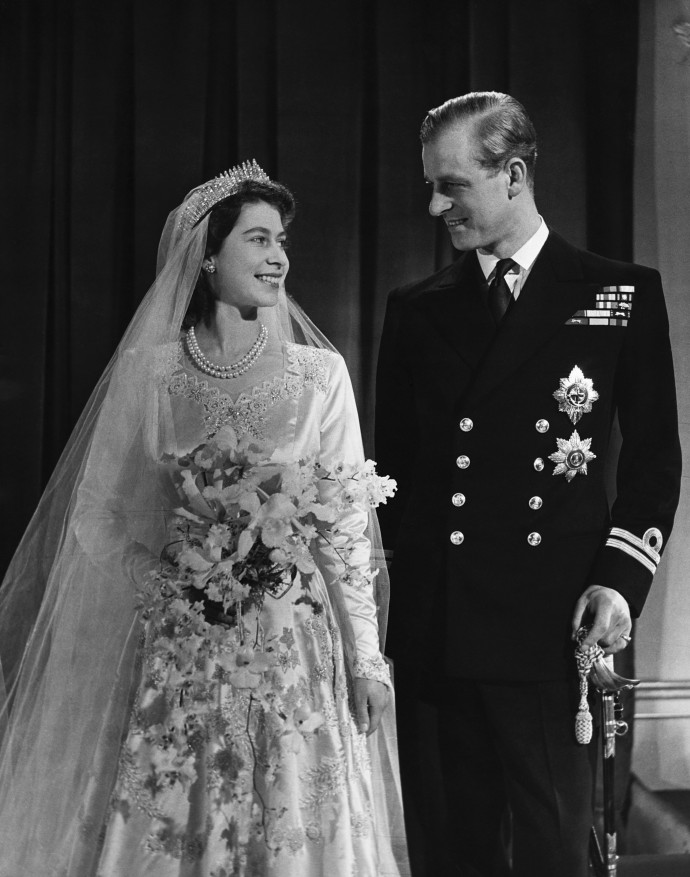 II. Erzsébet királynő és férje, Fülöp, Edinburgh hercege az esküvőt követő fotózáson 1947-ben – Fotó: Hulton-Deutsch Collection/CORBIS/Corbis via Getty Images