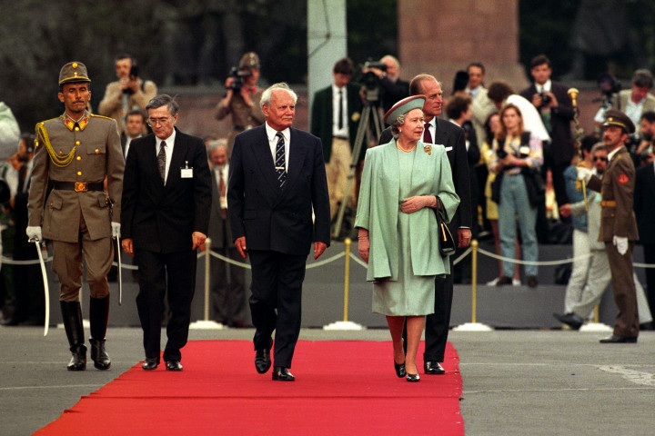 A királyi pár hivatalos látogatása Magyarországon 1993. május 4-én. Középen Göncz Árpád köztársasági elnök – Fotó: Martin Keene / PA Images/ Getty Images