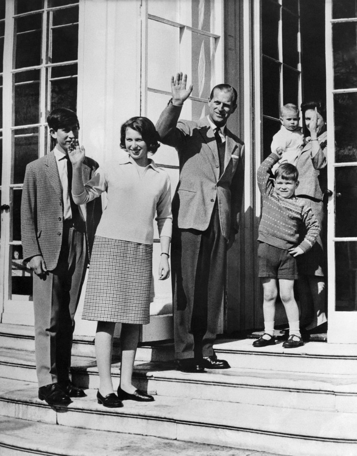A királyi család Windsorban, a Frogmore házban 1965. április 21-én. A képen sorban Károly walesi herceg, Anna hercegnő, Fülöp, Edinburgh hercege, András yorki herceg és Erzsébet királynő a karjában Eduárd wessexi gróffal – Fotó: STRINGER / CENTRAL PRESS / AFP