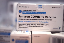 EMA: Összefüggés lehet a vérrögképződés és a Johnson & Johnson vakcinája között