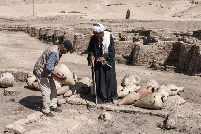 Régészeti feltárás 2021. április 10-én, Luxor közelében – Fotó: STRINGER / ANADOLU AGENCY / ANADOLU AGENCY VIA AFP