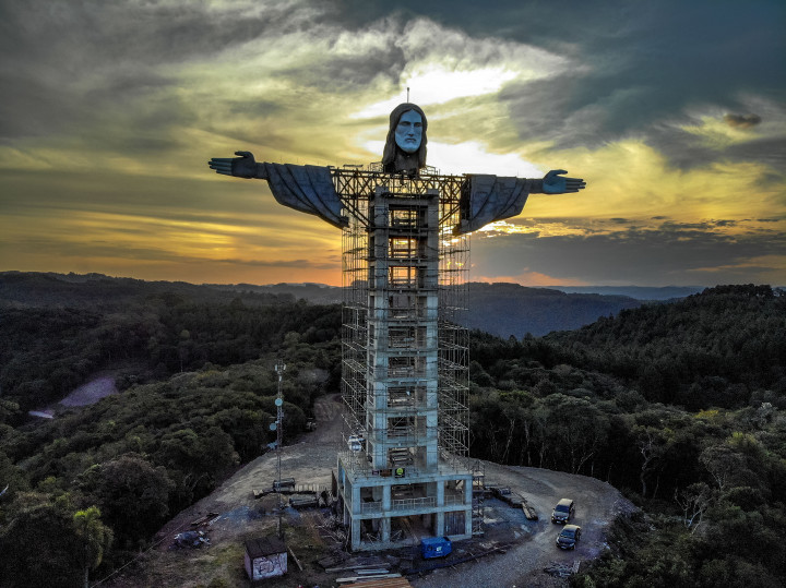 Az épülő Krisztus-szobor 2021. április 9-én, Encantadóban – Fotó: SILVIO AVILA / AFP