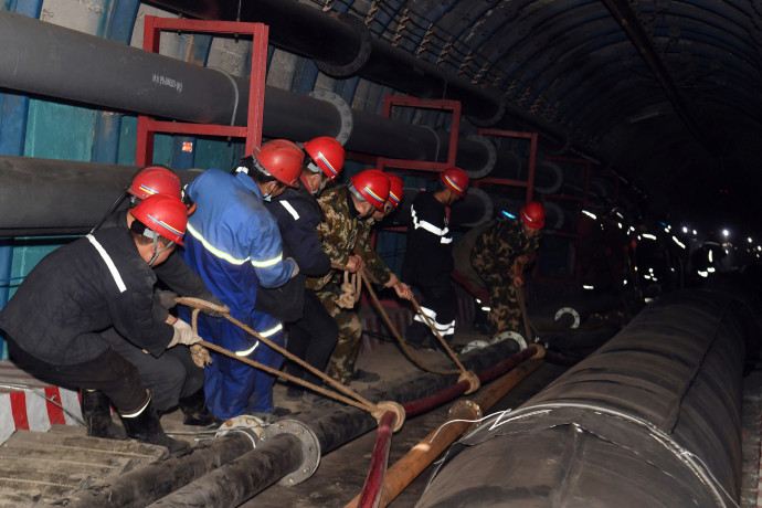 Huszonegy bányász rekedt egy elárasztott kínai szénbányában