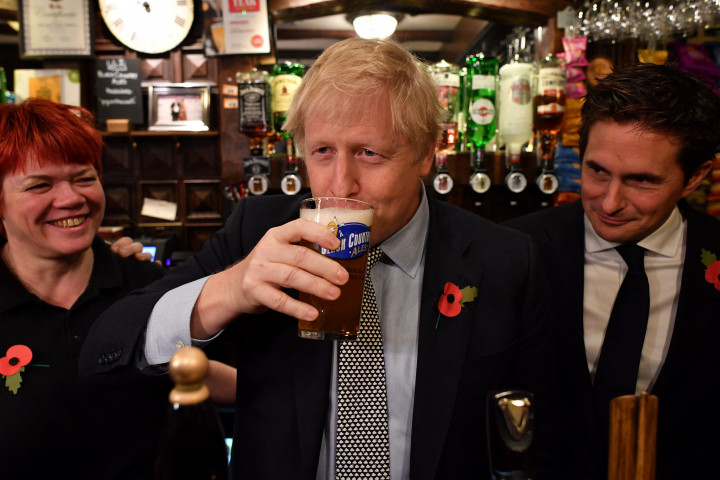 Boris Johnson egy pubbanFotó: Ben Stansall / AFP / POOL