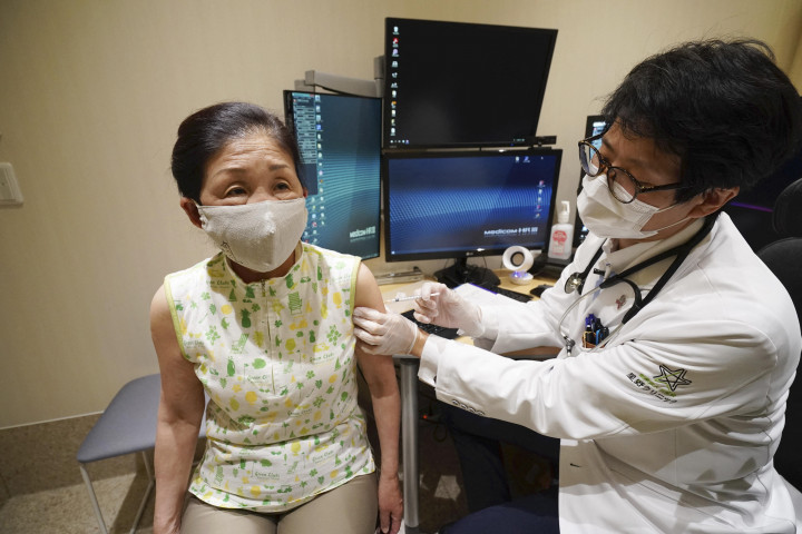 Oltás Vakajama prefektúrában 2021. április 12-én, Japánban – Fotó: TAKAYUKI HAMAI / YOMIURI / THE YOMIURI SHIMBUN VIA AFP